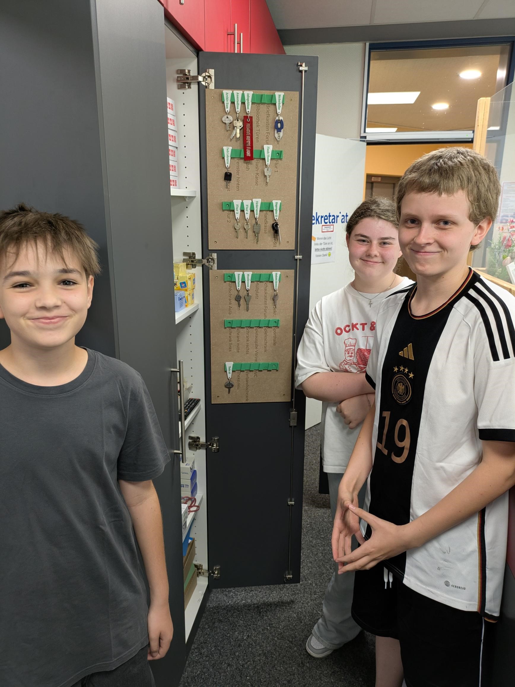 Neues Schlüsselbrett fürs Sekretariat – Schülerprojekt bringt Ordnung in den Alltag